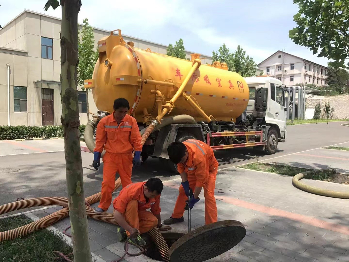 邗江管道疏通车停在窨井附近