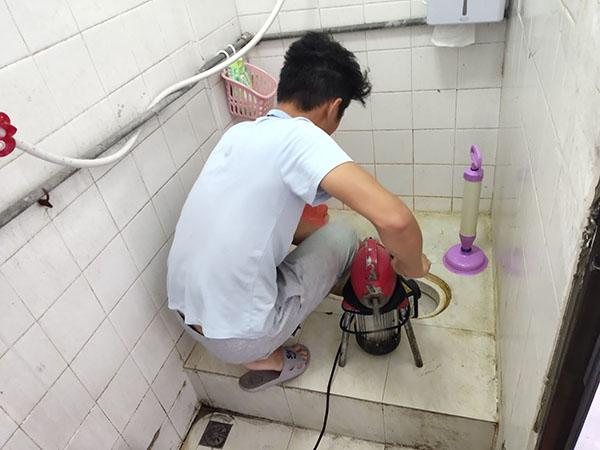 邗江管道堵塞冒臭气 专业师傅现场解决问题