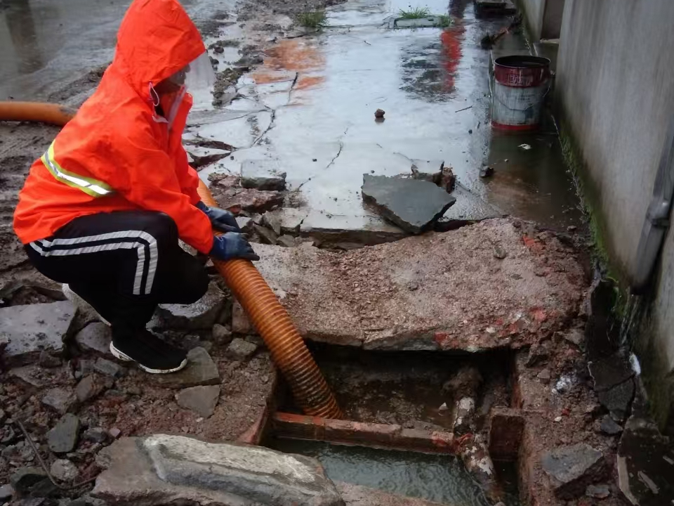 邗江专业清理污水池 炜誉市政以规范流程守护城市 “肠道”