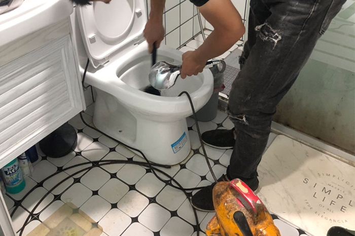 邗江马桶堵塞自己疏通还是找师傅?专业上门服务让你省时更省心